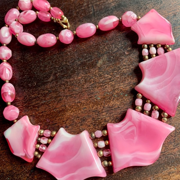 💖 Mid-Century Bubble Gum Pink Swirl Lucite Necklace - Pink 60s Lucite Necklace - Picture 9 of 9